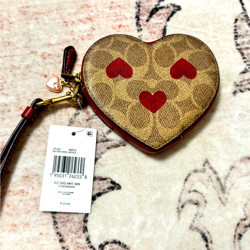 NWT. Coach Signature Heart Wristlet.